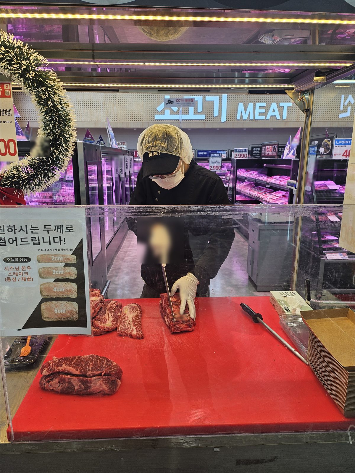 즉석 손질 스테이크 코너에서 작업 중인 판매자
